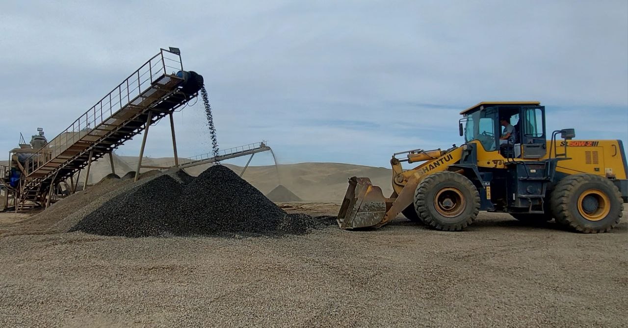 Щебёночный завод HKC: конвейер сбрасывает готовый щебень фракции 5-20, рядом фронтальный погрузчик