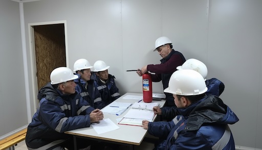 Инженер по технике безопасности проводит инструктаж по ТБ на заводе HKC — устройство и порядок работы с огнетушителем ОП-5